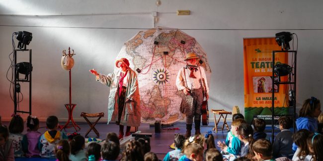 La acción “La Magia del Teatro en el Aula” de la Fundación Ricardo Delgado Vizcaíno ha finalizado, alcanzando a 1204 niños de 4 pueblos y 8 colegios del Valle de Los Pedroches. Los estudiantes disfrutaron de la obra “La Maleta de mi abuela”, presentada por la premiada compañía Producciones Nati Villar. Agradecemos a la comunidad educativa y a los colegios participantes por su colaboración en este emocionante proyecto cultural.