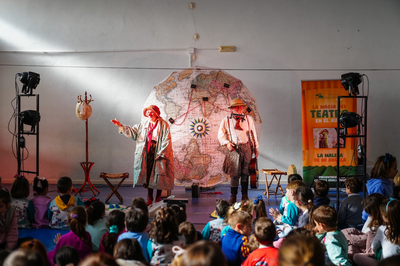 La acción “La Magia del Teatro en el Aula” de la Fundación Ricardo Delgado Vizcaíno ha finalizado, alcanzando a 1204 niños de 4 pueblos y 8 colegios del Valle de Los Pedroches. Los estudiantes disfrutaron de la obra “La Maleta de mi abuela”, presentada por la premiada compañía Producciones Nati Villar. Agradecemos a la comunidad educativa y a los colegios participantes por su colaboración en este emocionante proyecto cultural.