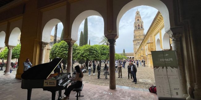 La Fundación Ricardo Delgado Vizcaíno de COVAP, en colaboración con la Asociación María Canals de Barcelona y el Conservatorio de Música Marcos Redondo, celebró la novena edición de "Pianos en la Calle", llevando 11 pianos a seis localidades del norte de Córdoba durante tres días. Los eventos incluyeron actuaciones en plazas, un concierto gratuito en el Teatro el Silo de Pozoblanco y una masterclass para estudiantes, creando un ambiente festivo y musical que atrajo a personas de todas las edades. La actividad culminó en la capital con pianos en diversas ubicaciones, dejando a todos con ganas de una décima edición.