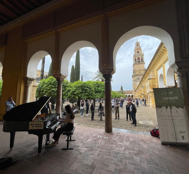 La Fundación Ricardo Delgado Vizcaíno de COVAP, en colaboración con la Asociación María Canals de Barcelona y el Conservatorio de Música Marcos Redondo, celebró la novena edición de "Pianos en la Calle", llevando 11 pianos a seis localidades del norte de Córdoba durante tres días. Los eventos incluyeron actuaciones en plazas, un concierto gratuito en el Teatro el Silo de Pozoblanco y una masterclass para estudiantes, creando un ambiente festivo y musical que atrajo a personas de todas las edades. La actividad culminó en la capital con pianos en diversas ubicaciones, dejando a todos con ganas de una décima edición.