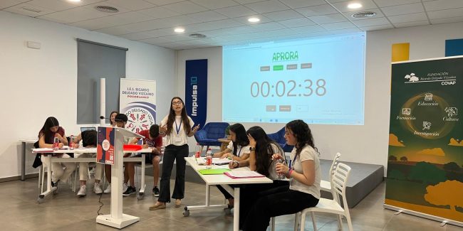 La Fundación Ricardo Delgado Vizcaíno participó en el III Encuentro de Debate “Diálogos Abiertos”, donde estudiantes de diferentes centros debatieron sobre cuotas de turistas en espacios masificados. La jornada, que incluyó rondas en Pozoblanco y un debate final en el Recinto Ferial, fomentó habilidades de expresión y respeto por la diversidad. Este evento refuerza su compromiso con la educación, el diálogo y el desarrollo de los jóvenes.
