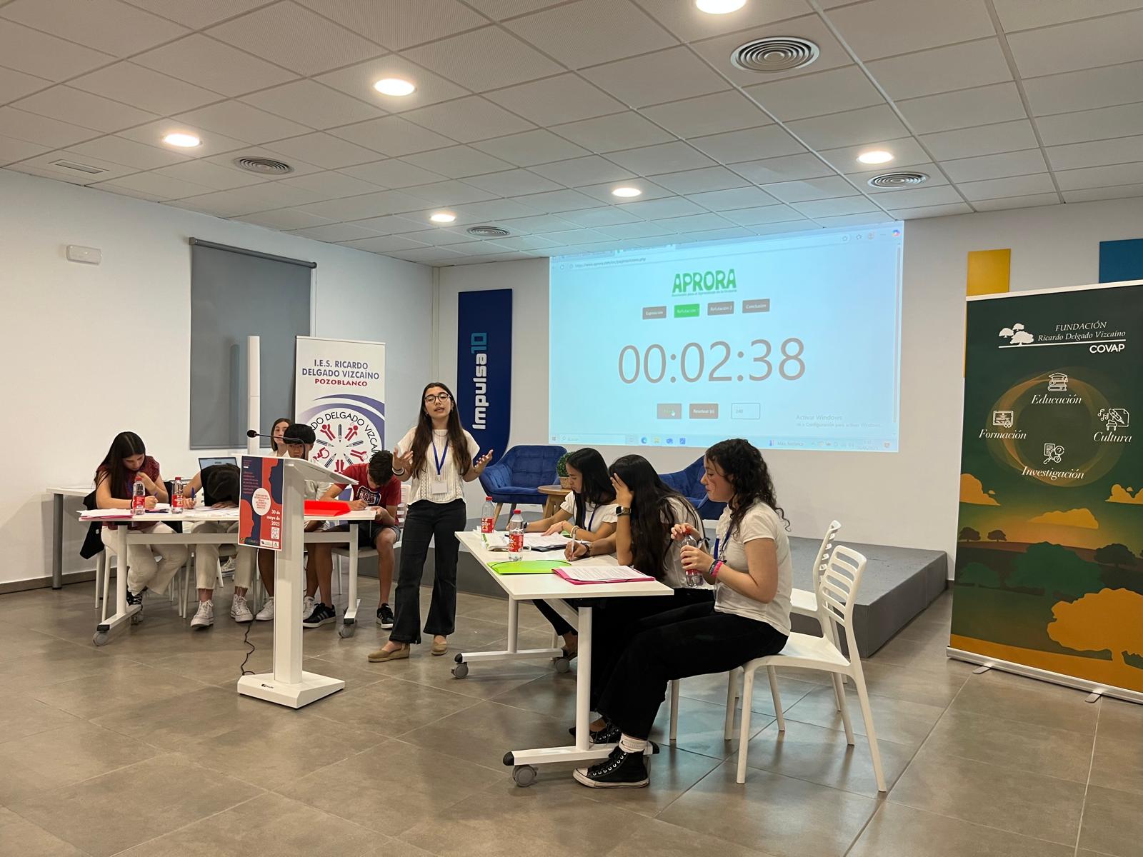 La Fundación Ricardo Delgado Vizcaíno participó en el III Encuentro de Debate “Diálogos Abiertos”, donde estudiantes de diferentes centros debatieron sobre cuotas de turistas en espacios masificados. La jornada, que incluyó rondas en Pozoblanco y un debate final en el Recinto Ferial, fomentó habilidades de expresión y respeto por la diversidad. Este evento refuerza su compromiso con la educación, el diálogo y el desarrollo de los jóvenes.