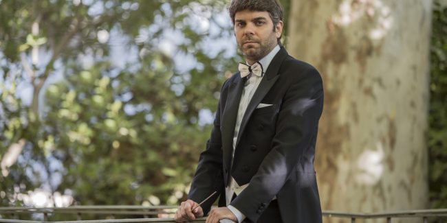 Rafael de Torres, originario de Pozoblanco, es un talentoso músico que ha actuado en salas de todo el mundo y ha trabajado con orquestas internacionales. Tras estudiar en Granada y Alemania, se convirtió en docente y director musical, participando en festivales y producciones de ópera. Actualmente, es director titular de varias jóvenes orquestas en España, destacando por su amplia trayectoria y liderazgo.