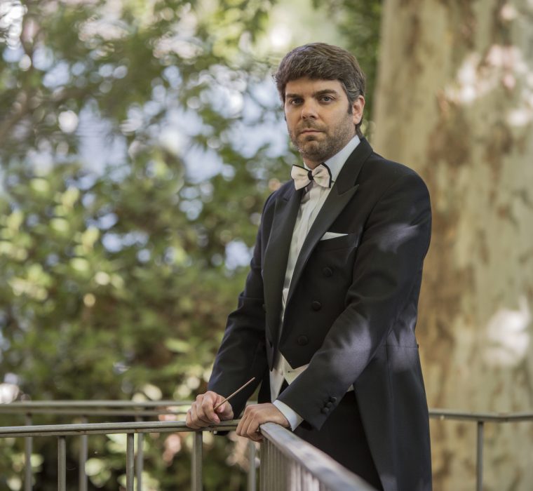 Rafael de Torres, originario de Pozoblanco, es un talentoso músico que ha actuado en salas de todo el mundo y ha trabajado con orquestas internacionales. Tras estudiar en Granada y Alemania, se convirtió en docente y director musical, participando en festivales y producciones de ópera. Actualmente, es director titular de varias jóvenes orquestas en España, destacando por su amplia trayectoria y liderazgo.