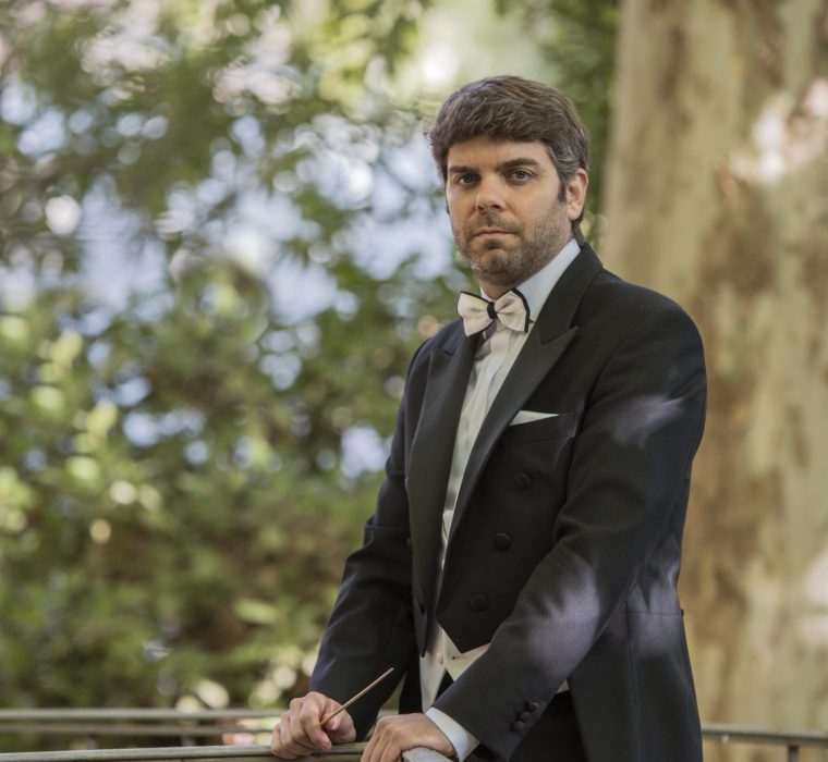 Rafael de Torres, originario de Pozoblanco, es un talentoso músico que ha actuado en salas de todo el mundo y ha trabajado con orquestas internacionales. Tras estudiar en Granada y Alemania, se convirtió en docente y director musical, participando en festivales y producciones de ópera. Actualmente, es director titular de varias jóvenes orquestas en España, destacando por su amplia trayectoria y liderazgo.