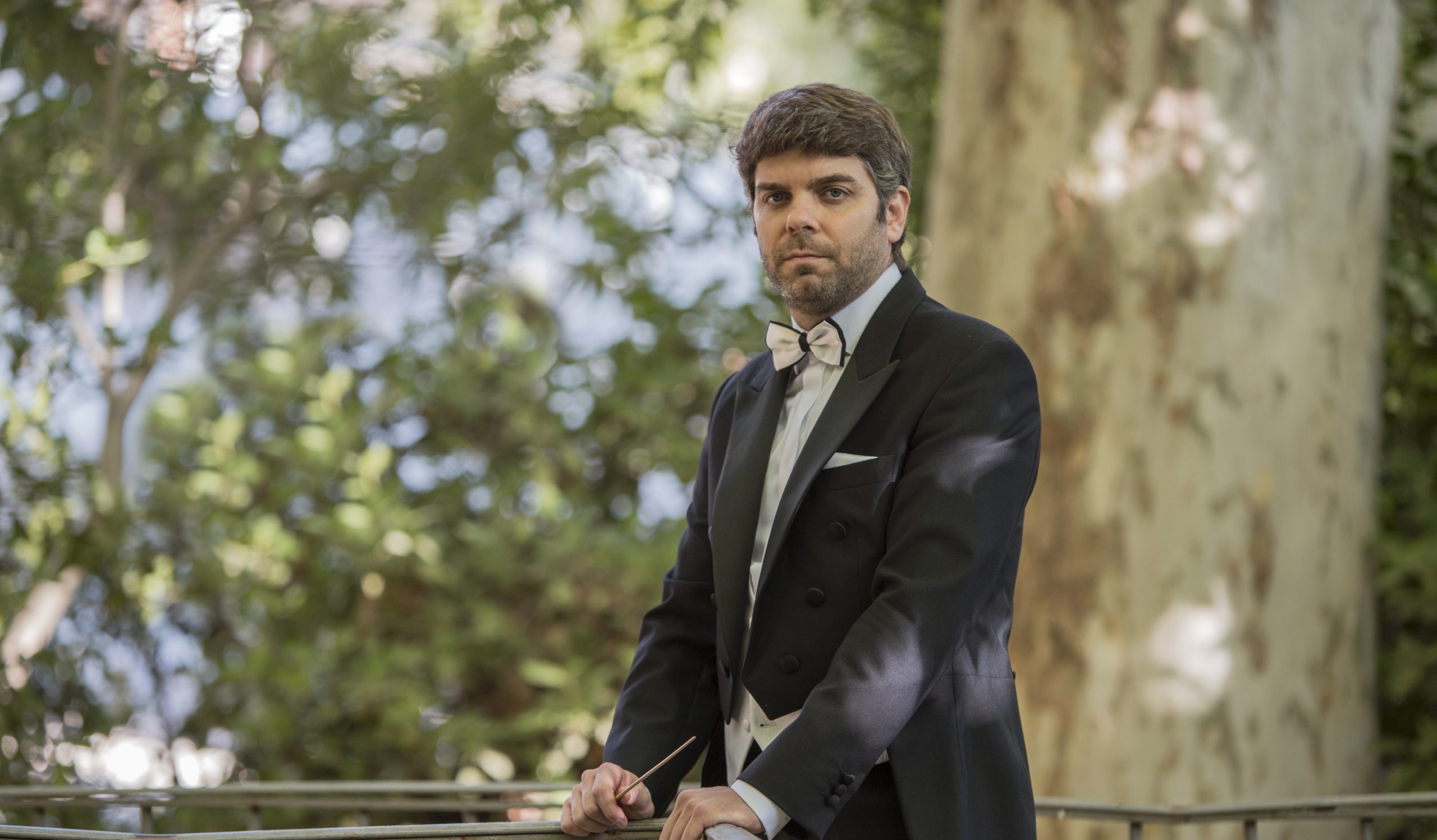Rafael de Torres, originario de Pozoblanco, es un talentoso músico que ha actuado en salas de todo el mundo y ha trabajado con orquestas internacionales. Tras estudiar en Granada y Alemania, se convirtió en docente y director musical, participando en festivales y producciones de ópera. Actualmente, es director titular de varias jóvenes orquestas en España, destacando por su amplia trayectoria y liderazgo.
