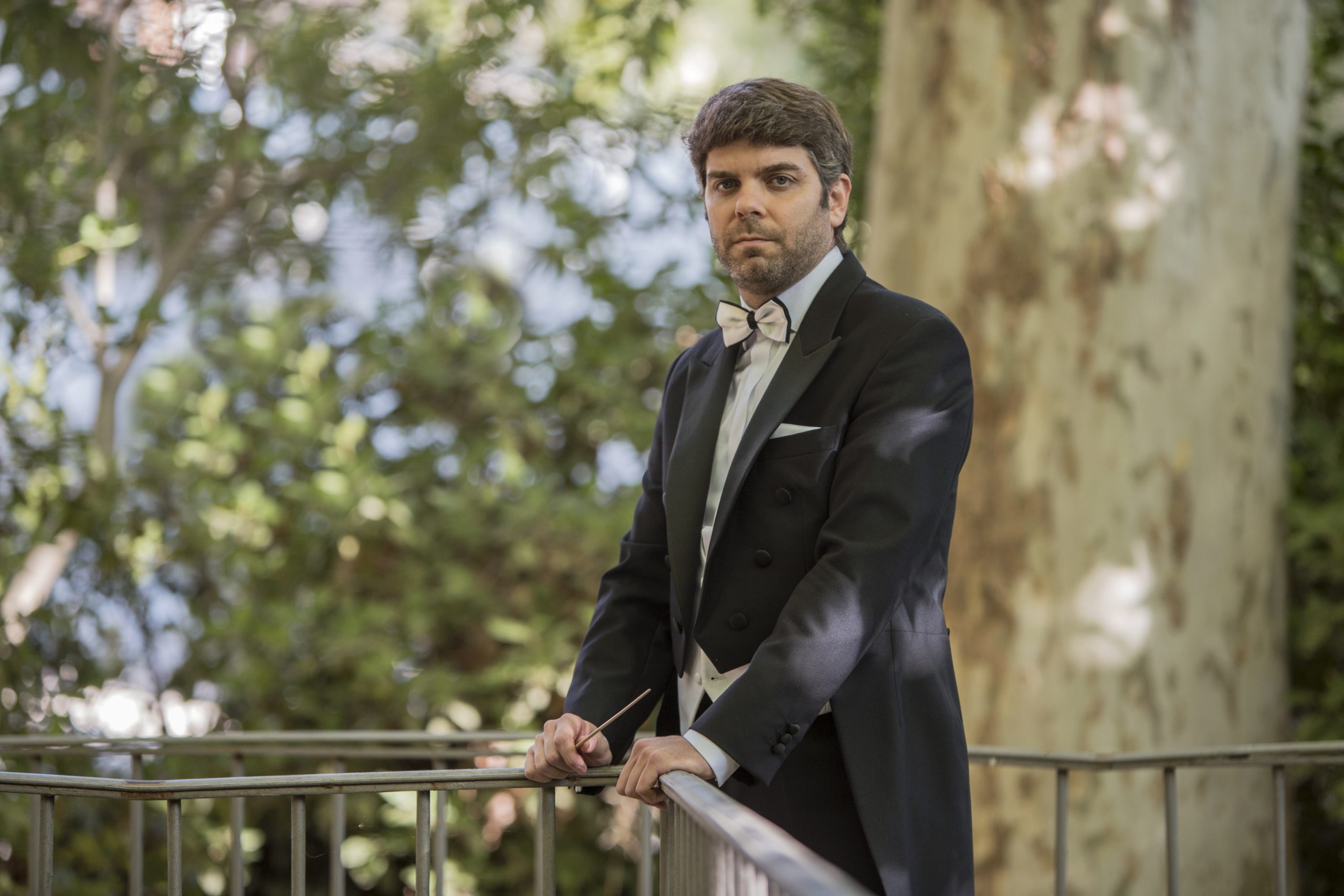 Rafael de Torres, originario de Pozoblanco, es un talentoso músico que ha actuado en salas de todo el mundo y ha trabajado con orquestas internacionales. Tras estudiar en Granada y Alemania, se convirtió en docente y director musical, participando en festivales y producciones de ópera. Actualmente, es director titular de varias jóvenes orquestas en España, destacando por su amplia trayectoria y liderazgo.