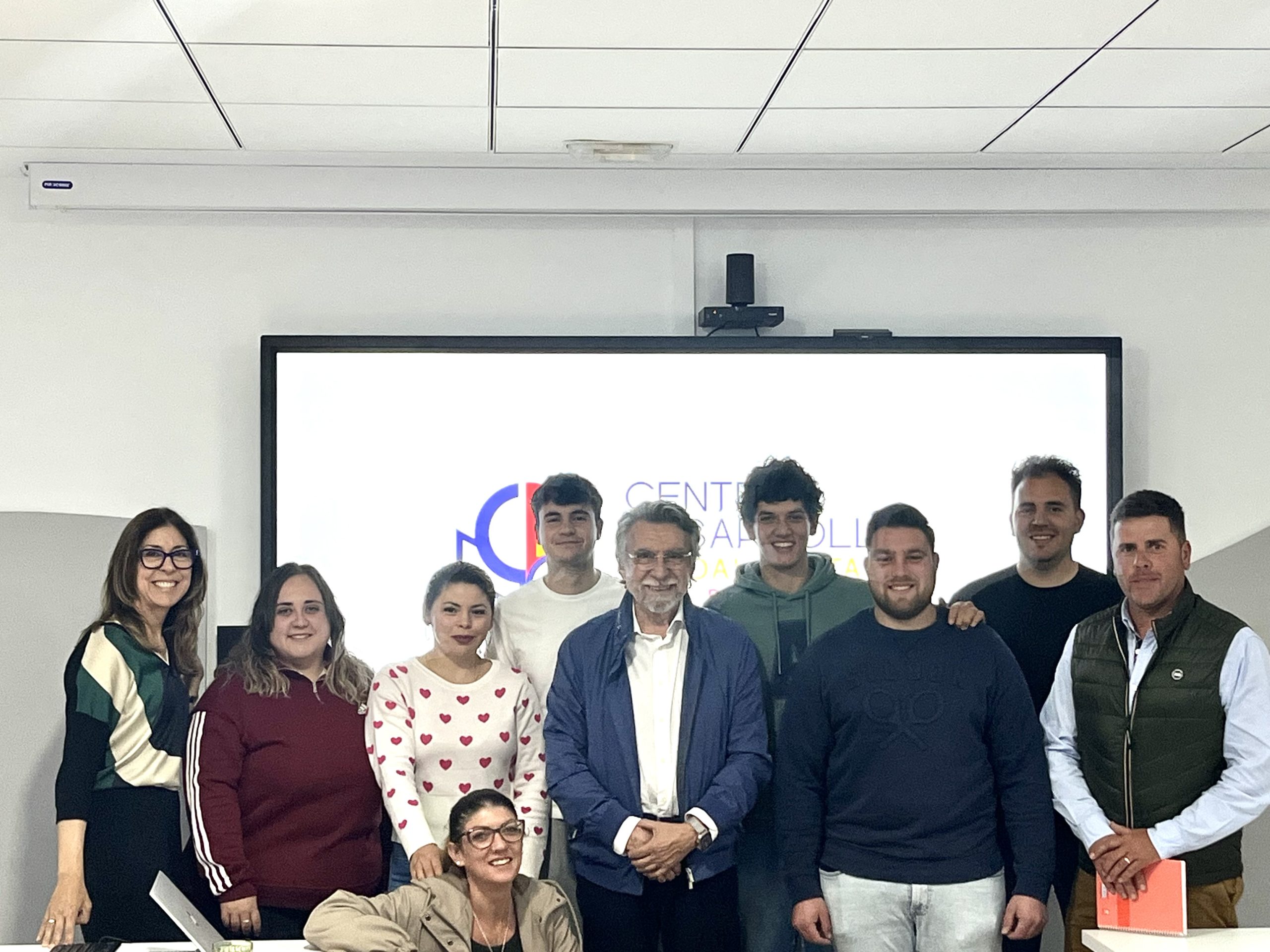 El 14 de mayo, la Fundación participó en el Programa Universitario de Ganadería, destacando la importancia de la leche y la carne en una dieta equilibrada, desmintiendo mitos y promoviendo la formación científica. La sesión, impartida por expertos como el Dr. Antonio Escribano y Raquel Santos, reforzó el compromiso de la fundación con la divulgación y hábitos alimenticios responsables. Este evento refleja su dedicación a la educación y la salud de la sociedad.