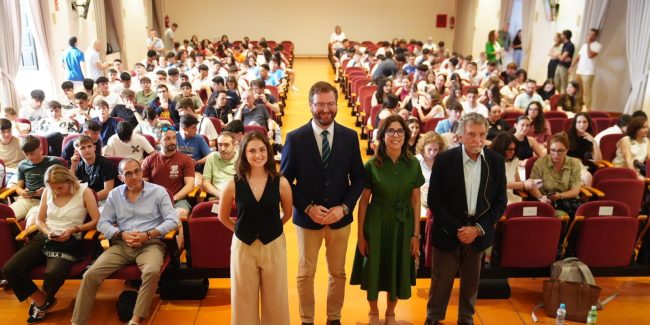 Más de 220 jóvenes participaron en la tercera y última jornada del programa "Cuerpo y Mente", organizado por la Fundación Ricardo Delgado Vizcaíno y la Diputación de Córdoba. La actividad, celebrada en el Palacio de la Merced, incluyó ponencias sobre salud física, mental y nutrición a cargo de expertos como el Dr. Antonio Escribano y la psicóloga Esther Santoyo. Esta iniciativa busca promover el bienestar integral de la juventud a través de la formación en hábitos saludables.
