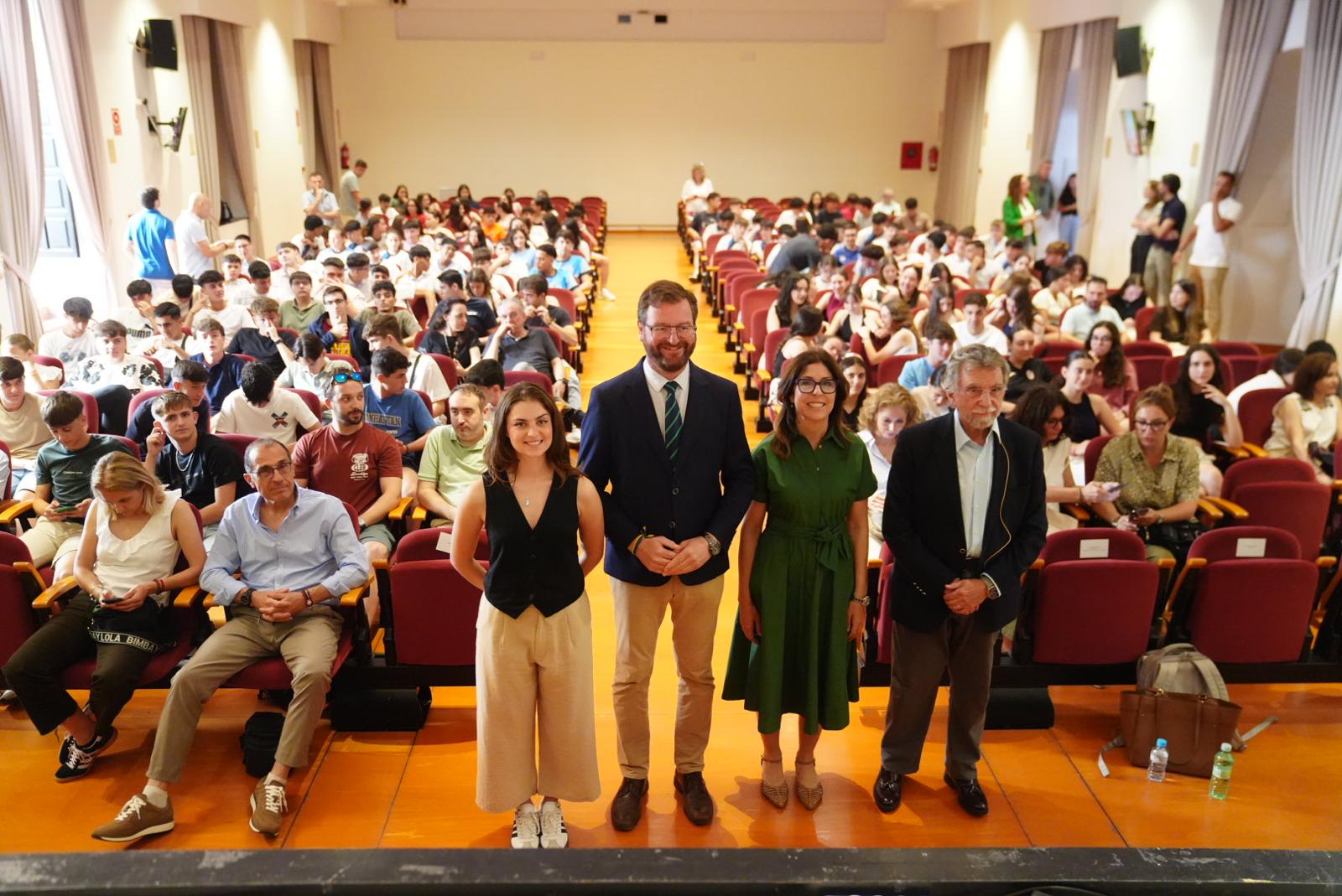 Más de 220 jóvenes participaron en la tercera y última jornada del programa "Cuerpo y Mente", organizado por la Fundación Ricardo Delgado Vizcaíno y la Diputación de Córdoba. La actividad, celebrada en el Palacio de la Merced, incluyó ponencias sobre salud física, mental y nutrición a cargo de expertos como el Dr. Antonio Escribano y la psicóloga Esther Santoyo. Esta iniciativa busca promover el bienestar integral de la juventud a través de la formación en hábitos saludables.