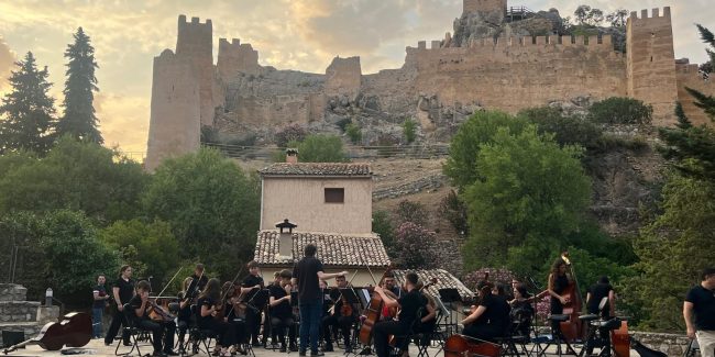 La Joven Orquesta de Los Pedroches, que reúne a jóvenes músicos de entre 10 y 17 años de la comarca, ha cerrado su gira de conciertos del mes de junio con unas emotivas actuaciones en la Sierra de Cazorla el pasado fin de semana. Bajo la dirección de Rafael de Torres y con el respaldo de la Fundación Ricardo Delgado Vizcaíno, esta iniciativa continúa creciendo como un espacio de aprendizaje, creación y convivencia.