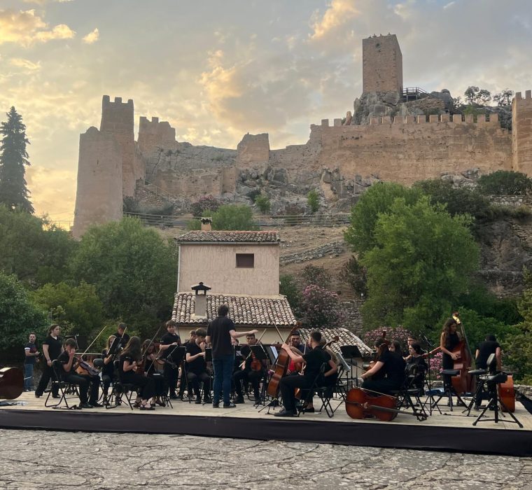 La Joven Orquesta de Los Pedroches, que reúne a jóvenes músicos de entre 10 y 17 años de la comarca, ha cerrado su gira de conciertos del mes de junio con unas emotivas actuaciones en la Sierra de Cazorla el pasado fin de semana. Bajo la dirección de Rafael de Torres y con el respaldo de la Fundación Ricardo Delgado Vizcaíno, esta iniciativa continúa creciendo como un espacio de aprendizaje, creación y convivencia.