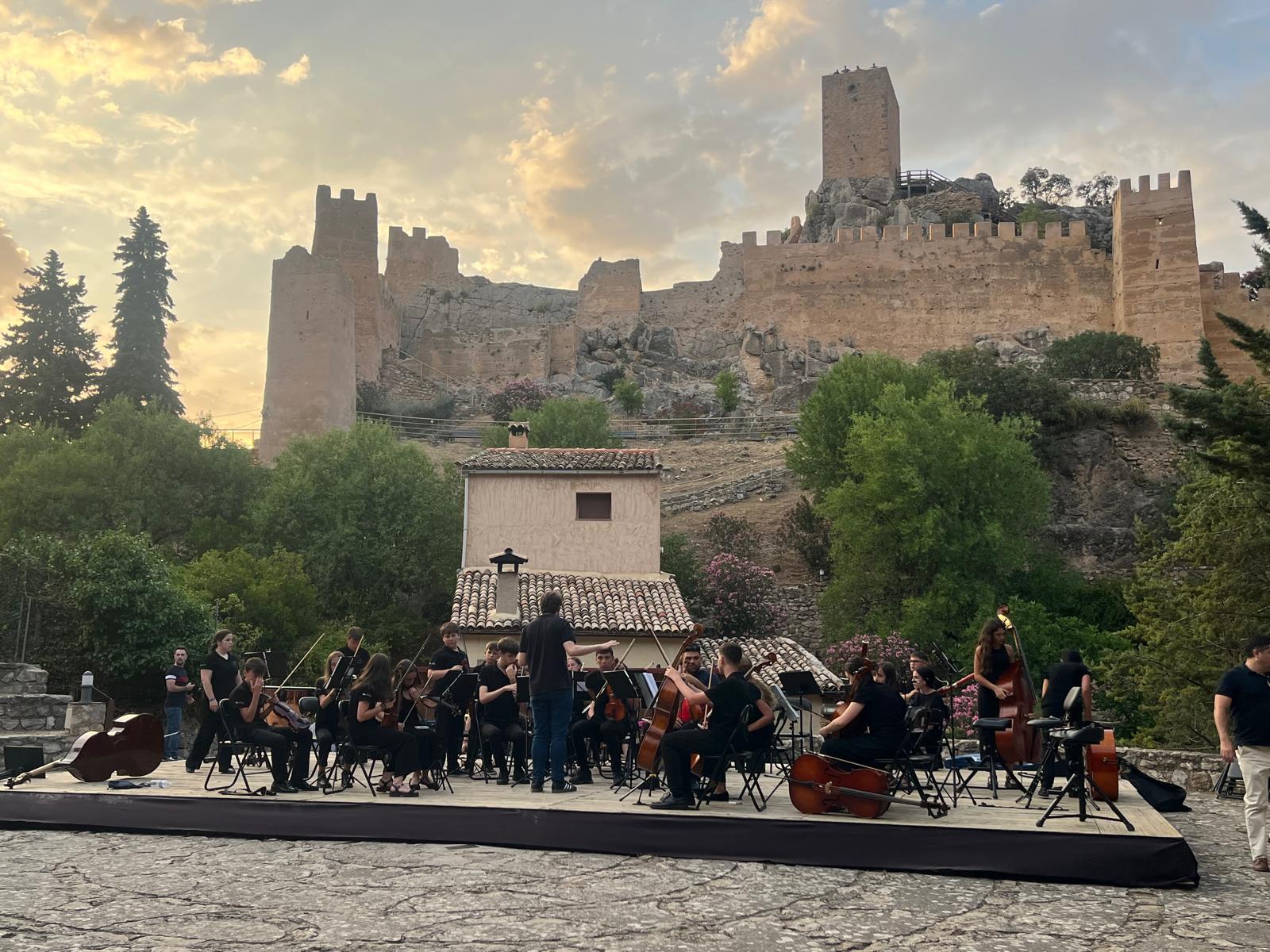 La Joven Orquesta de Los Pedroches, que reúne a jóvenes músicos de entre 10 y 17 años de la comarca, ha cerrado su gira de conciertos del mes de junio con unas emotivas actuaciones en la Sierra de Cazorla el pasado fin de semana. Bajo la dirección de Rafael de Torres y con el respaldo de la Fundación Ricardo Delgado Vizcaíno, esta iniciativa continúa creciendo como un espacio de aprendizaje, creación y convivencia.