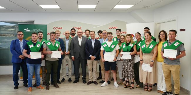 Ha finalizado el primer programa universitario de ganadería de leche del Centro Universitario de Desarrollo Agroalimentario. La formación, impulsada por la UCO, COVAP y la Fundación Ricardo Delgado Vizcaíno, concluyó con la entrega de diplomas. Catorce ganaderos participaron en esta edición pionera en vacuno de leche en España.
