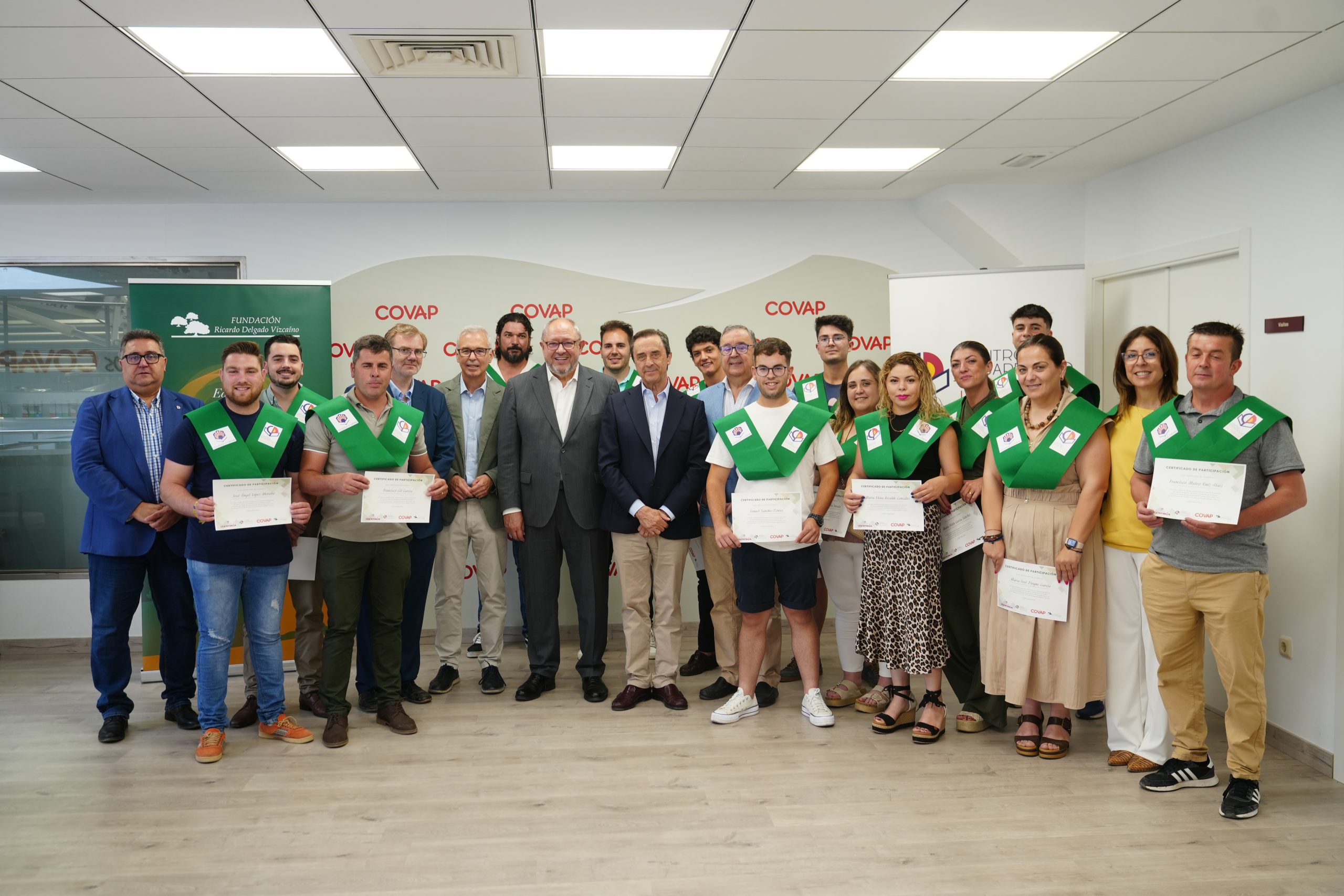 Ha finalizado el primer programa universitario de ganadería de leche del Centro Universitario de Desarrollo Agroalimentario. La formación, impulsada por la UCO, COVAP y la Fundación Ricardo Delgado Vizcaíno, concluyó con la entrega de diplomas. Catorce ganaderos participaron en esta edición pionera en vacuno de leche en España.