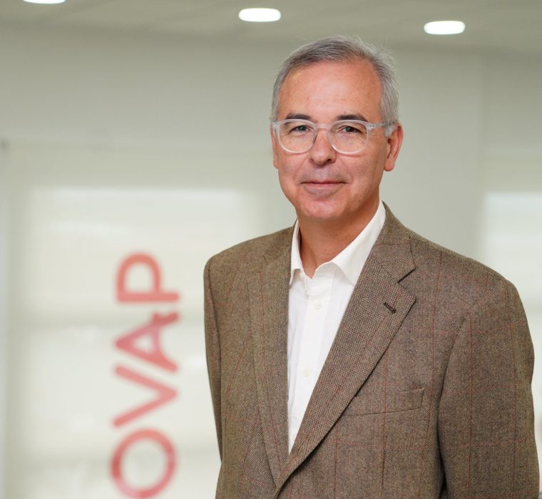 Antonio Carmona Mora es director general de COVAP desde 2014 y forma parte de su equipo directivo desde 1993. Licenciado en derecho, ha desarrollado una trayectoria estrechamente vinculada al sector agroalimentario y al modelo cooperativo, al que ha contribuido desde distintas responsabilidades técnicas y ejecutivas. Como patrono de la Fundación Ricardo Delgado Vizcaíno, impulsa la conexión entre el compromiso social, la cultura y el desarrollo rural sostenible.