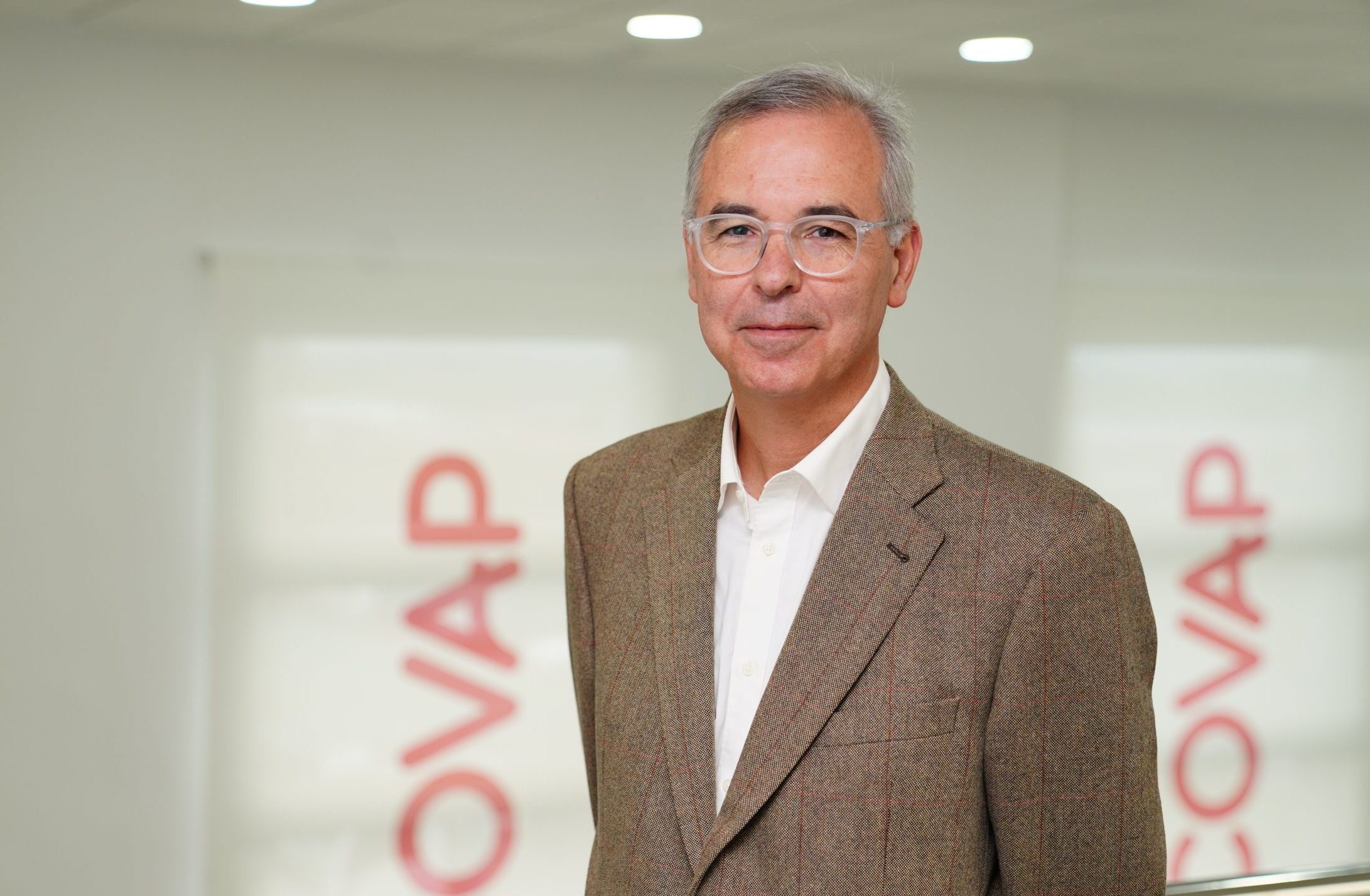Antonio Carmona Mora es director general de COVAP desde 2014 y forma parte de su equipo directivo desde 1993. Licenciado en derecho, ha desarrollado una trayectoria estrechamente vinculada al sector agroalimentario y al modelo cooperativo, al que ha contribuido desde distintas responsabilidades técnicas y ejecutivas. Como patrono de la Fundación Ricardo Delgado Vizcaíno, impulsa la conexión entre el compromiso social, la cultura y el desarrollo rural sostenible.