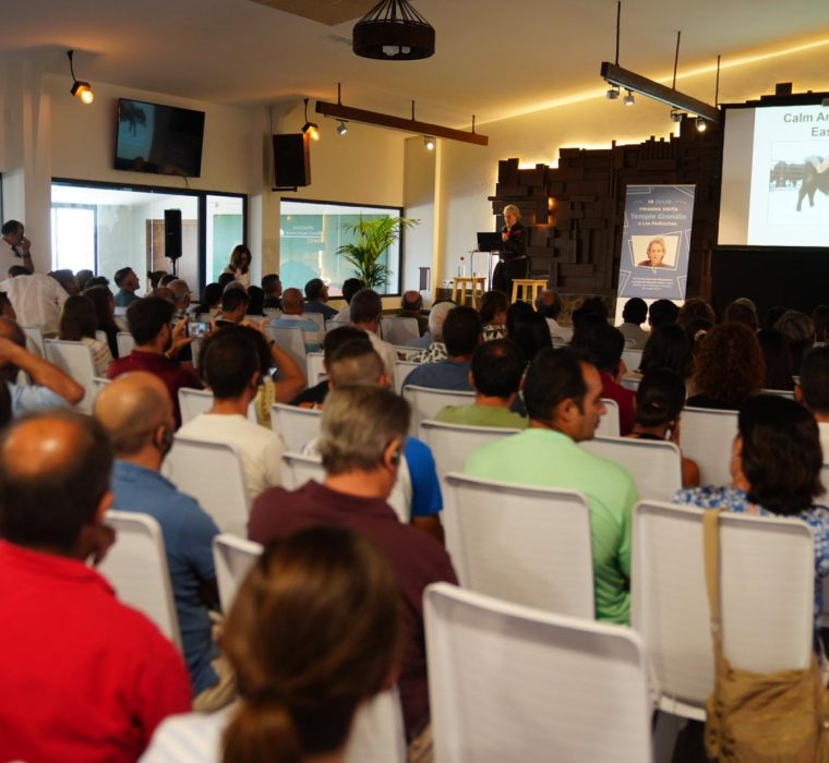 Casi 200 personas se reunieron en Añora para asistir a la visita de Temple Grandin, experta mundial en bienestar animal y autismo, organizada por diversas entidades locales. Durante la jornada, Grandin visitó los centros de manejo animal de COVAP y ofreció una conferencia sobre conducta animal y autismo, seguida de un animado coloquio. El día concluyó con la proyección de un documental sobre su vida en Córdoba y un encuentro con el público.