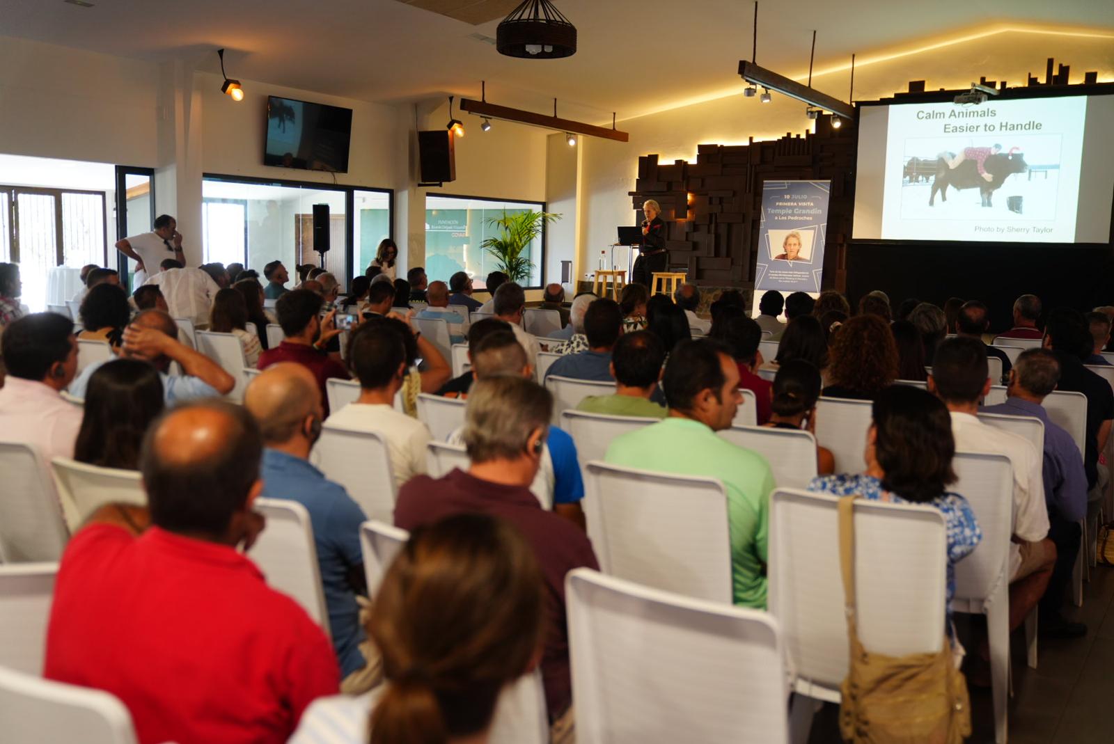 Casi 200 personas se reunieron en Añora para asistir a la visita de Temple Grandin, experta mundial en bienestar animal y autismo, organizada por diversas entidades locales. Durante la jornada, Grandin visitó los centros de manejo animal de COVAP y ofreció una conferencia sobre conducta animal y autismo, seguida de un animado coloquio. El día concluyó con la proyección de un documental sobre su vida en Córdoba y un encuentro con el público.
