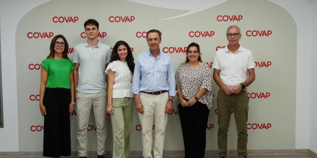 Los tres jóvenes beneficiarios de la segunda edición de las Becas de Máster de la Fundación Ricardo Delgado Vizcaíno han visitado hoy las instalaciones de COVAP, en una jornada de bienvenida que ha servido para felicitarles personalmente y acercarles a la misión y valores tanto de la Fundación como de la Cooperativa. Tras el cierre del plazo de solicitudes el pasado mes de junio y la finalización del proceso de selección en julio, la Fundación publicó la resolución definitiva de esta convocatoria, que consolida su compromiso con el talento joven y la formación especializada en áreas estratégicas para el desarrollo del territorio.
