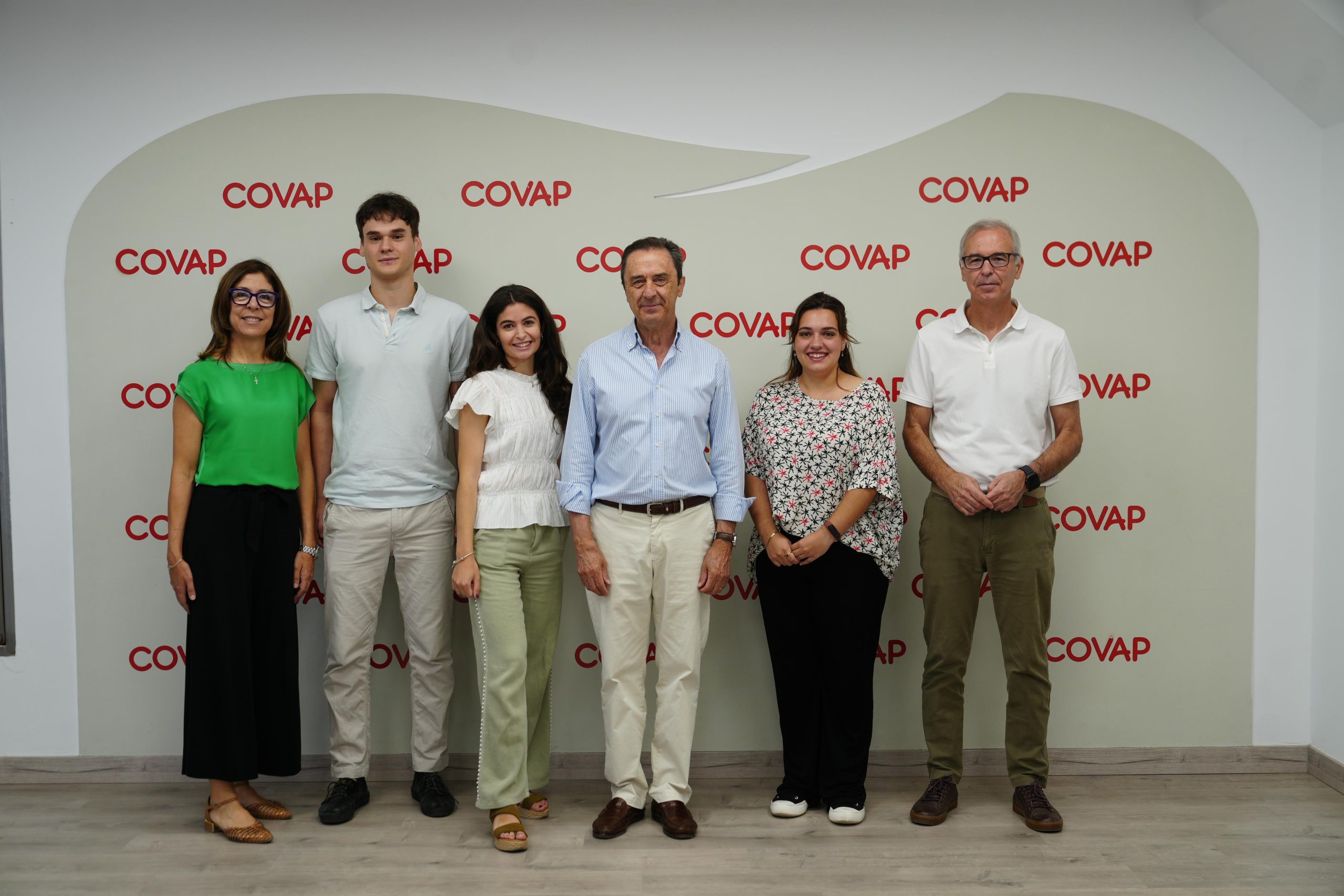 Los tres jóvenes beneficiarios de la segunda edición de las Becas de Máster de la Fundación Ricardo Delgado Vizcaíno han visitado hoy las instalaciones de COVAP, en una jornada de bienvenida que ha servido para felicitarles personalmente y acercarles a la misión y valores tanto de la Fundación como de la Cooperativa. Tras el cierre del plazo de solicitudes el pasado mes de junio y la finalización del proceso de selección en julio, la Fundación publicó la resolución definitiva de esta convocatoria, que consolida su compromiso con el talento joven y la formación especializada en áreas estratégicas para el desarrollo del territorio.