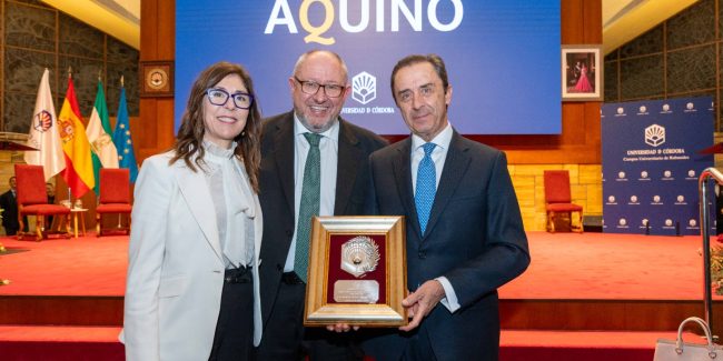 La Universidad de Córdoba ha otorgado a la Fundación Ricardo Delgado Vizcaíno el prestigioso Premio Tomás de Aquino, en reconocimiento a su labor en la promoción de la formación, la educación y la cultura a lo largo de su trayectoria. La distinción fue entregada por el equipo de gobierno de la Universidad, representado por su rector, Manuel Torralbo Rodríguez, durante el acto solemne de la Festividad de Santo Tomás de Aquino, celebrado en el Salón de Actos Juan XXIII del Campus de Rabanales, y recogida por Ricardo Delgado Vizcaíno, secretario de la Fundación.