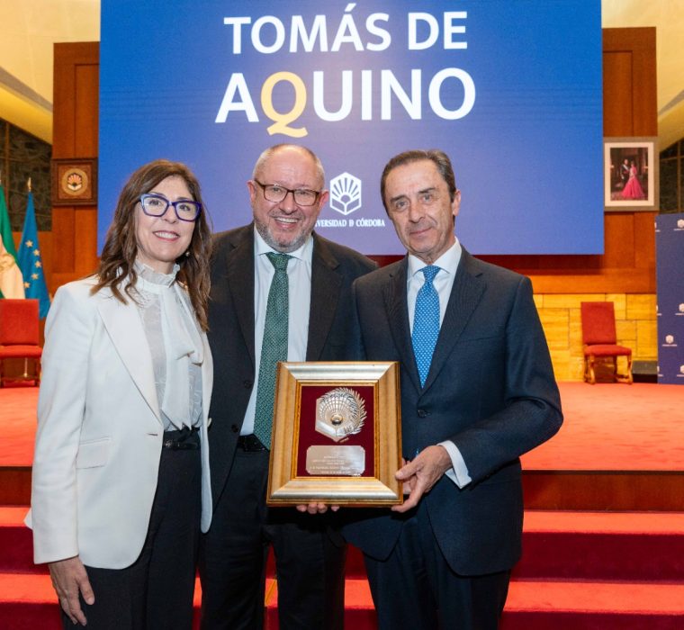 La Universidad de Córdoba ha otorgado a la Fundación Ricardo Delgado Vizcaíno el prestigioso Premio Tomás de Aquino, en reconocimiento a su labor en la promoción de la formación, la educación y la cultura a lo largo de su trayectoria. La distinción fue entregada por el equipo de gobierno de la Universidad, representado por su rector, Manuel Torralbo Rodríguez, durante el acto solemne de la Festividad de Santo Tomás de Aquino, celebrado en el Salón de Actos Juan XXIII del Campus de Rabanales, y recogida por Ricardo Delgado Vizcaíno, secretario de la Fundación.